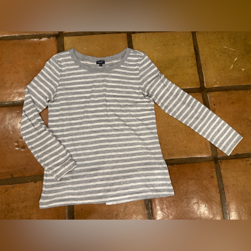 Splendid soft grey boat neck long sleeve tee buttons down back side medium